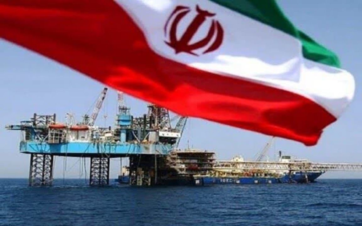 خسارت ٢.۵ میلیارد دلاری کشور از حراج نفت ایران/ تحریم؛ بهانه ناکارآمدی‌های مدیران نفتی در فروش/۴۰ میلیون بشکه نفت ایران ارزان و سرگردان روی آب!